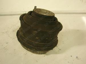 Gebruikte Motorsteun Mercedes C (W202) 2.0 C-200D Prijs € 15,75 Margeregeling aangeboden door Reclycar De Boer BV