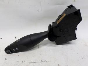 Gebruikte Pinker Schakelaar Ford Mondeo III Wagon 2.0 TDCi/TDDi 115 16V Prijs € 15,75 Margeregeling aangeboden door Reclycar De Boer BV