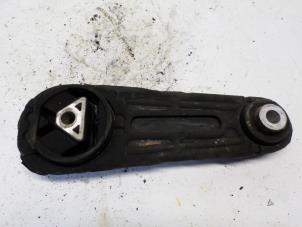 Gebruikte Motorsteun Renault Clio III (BR/CR) 1.2 16V 75 Prijs € 21,00 Margeregeling aangeboden door Reclycar De Boer BV