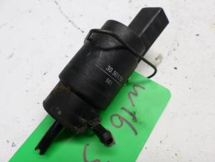 Gebruikte Ruitensproeierpomp voor Mercedes S (W220) 5.0 S-500 V8 24V Prijs € 15,75 Margeregeling aangeboden door Reclycar De Boer BV