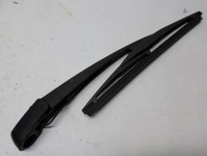 Gebruikte Ruitenwisserarm achter Suzuki Swift (ZA/ZC/ZD1/2/3/9) 1.3 VVT 16V Prijs € 15,75 Margeregeling aangeboden door Reclycar De Boer BV