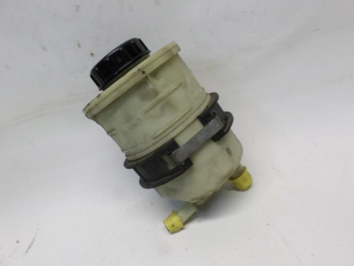 Gebruikte Servo Oliereservoir Opel Vivaro 2.0 CDTI Prijs € 26,25 Margeregeling aangeboden door Reclycar De Boer BV