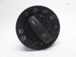 Gebruikte Licht Schakelaar Volkswagen Passat (3C2) 2.0 TDI 16V 140 Prijs € 21,00 Margeregeling aangeboden door Reclycar De Boer BV