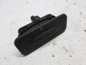 Gebruikte Schakelaar Renault Grand Scénic II (JM) 2.0 16V Prijs € 12,60 Margeregeling aangeboden door Reclycar De Boer BV