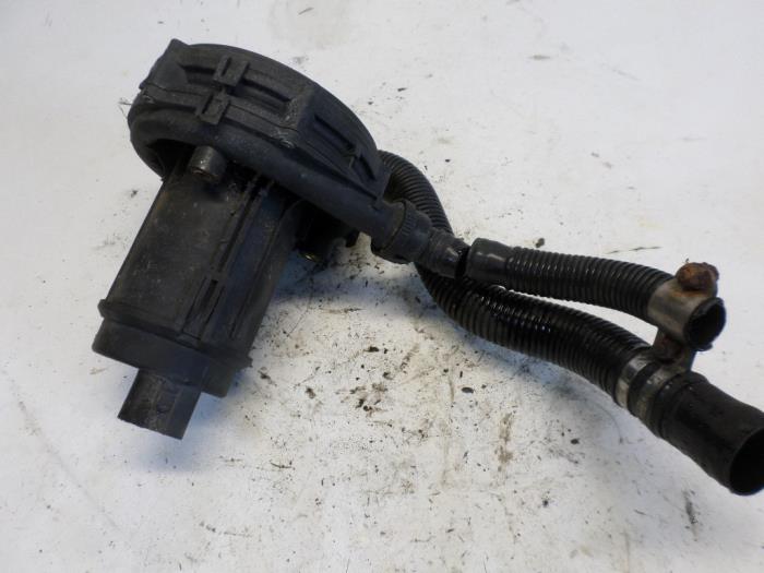 Gebruikte Luchtpomp Uitlaatgas Volkswagen Golf IV (1J1) 2.3 V5 GTI Prijs € 52,50 Margeregeling aangeboden door Reclycar De Boer BV
