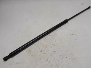 Gebruikte Kofferdekseldemper rechts-achter Renault Grand Scénic III (JZ) 2.0 dCi 16V 150 FAP Autom. Prijs € 10,50 Margeregeling aangeboden door Reclycar De Boer BV