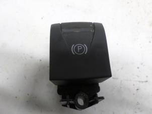 Gebruikte Handrem schakelaar Renault Grand Scénic III (JZ) 2.0 dCi 16V 150 FAP Autom. Prijs € 15,75 Margeregeling aangeboden door Reclycar De Boer BV