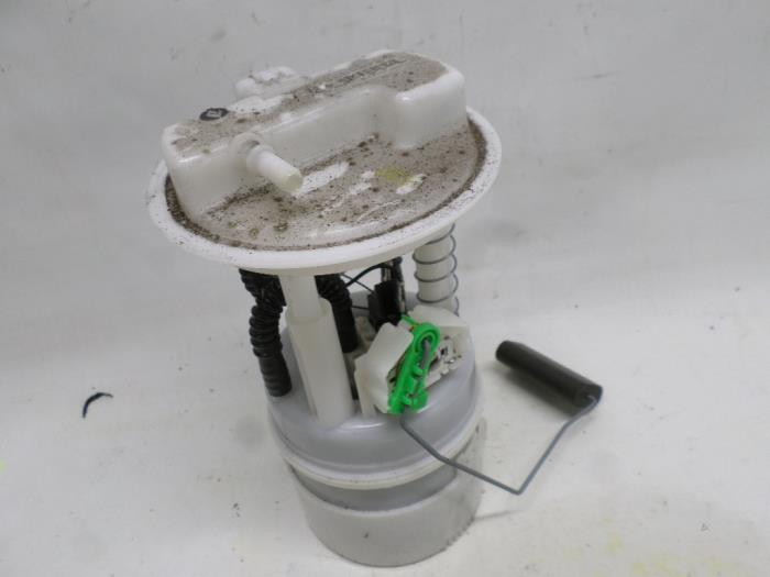 Gebruikte Tank element Pomp Renault Twingo II (CN) 1.2 16V Prijs € 42,00 Margeregeling aangeboden door Reclycar De Boer BV