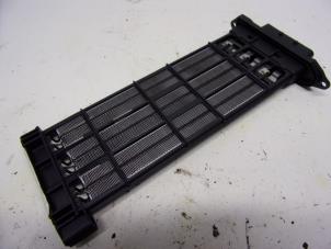 Gebruikte Kachel Verwarmingselement Renault Grand Scénic III (JZ) 2.0 16V CVT Prijs € 15,75 Margeregeling aangeboden door Reclycar De Boer BV