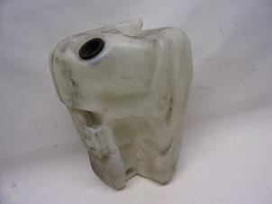 Gebruikte Ruitensproeiertank voor Renault Grand Scénic II (JM) 1.9 dCi 130 Prijs € 21,00 Margeregeling aangeboden door Reclycar De Boer BV