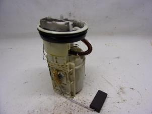 Gebruikte Tank element Pomp Volkswagen Polo IV (9N1/2/3) 1.4 16V Prijs € 26,25 Margeregeling aangeboden door Reclycar De Boer BV