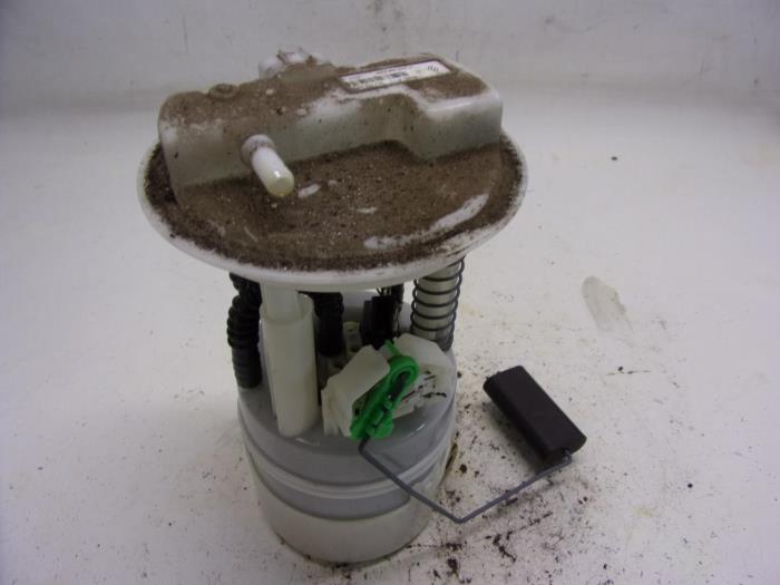 Gebruikte Tank element Pomp Renault Clio III (BR/CR) 1.6 16V Prijs € 26,25 Margeregeling aangeboden door Reclycar De Boer BV
