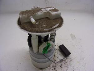 Gebruikte Tank element Pomp Renault Clio III (BR/CR) 1.6 16V Prijs € 26,25 Margeregeling aangeboden door Reclycar De Boer BV