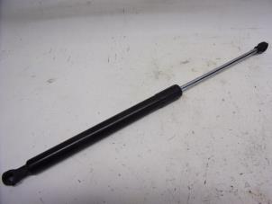 Gebruikte Gasveer rechts-achter Renault Clio III (BR/CR) 1.5 dCi FAP Prijs € 10,50 Margeregeling aangeboden door Reclycar De Boer BV