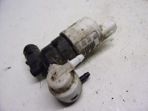 Gebruikte Ruitensproeierpomp voor Peugeot 308 SW (4E/H) 1.6 VTI 16V Prijs € 15,75 Margeregeling aangeboden door Reclycar De Boer BV