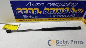 Gebruikte Gasdemper links-achter Renault Megane III Grandtour (KZ) 1.5 dCi 110 Prijs € 10,00 Margeregeling aangeboden door Autorec. Gebr. Prins b.v.