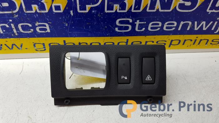 Gebruikte Handrem schakelaar Renault Laguna III Estate (KT) Prijs € 15,00 Margeregeling aangeboden door Autorec. Gebr. Prins b.v.