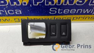 Gebruikte Handrem schakelaar Renault Laguna III Estate (KT) Prijs € 15,00 Margeregeling aangeboden door Autorec. Gebr. Prins b.v.