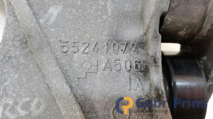 Dynamosteun onder van een Fiat Punto III (199) 0.9 TwinAir Turbo 100 2015