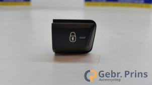 Gebruikte Centrale deurvergrendeling Schakelaar Peugeot 208 Prijs € 10,00 Margeregeling aangeboden door Autorec. Gebr. Prins b.v.