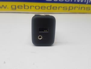 Gebruikte AUX/USB aansluiting Opel Karl 1.0 12V Prijs € 22,00 Margeregeling aangeboden door Autorec. Gebr. Prins b.v.
