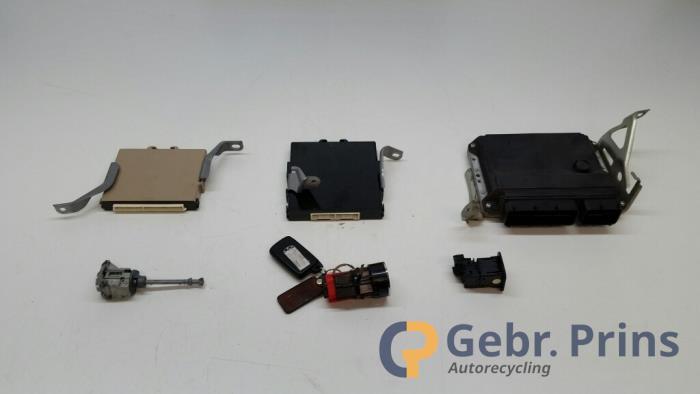 Gebruikte Kontaktslot + computer Toyota Avensis Wagon (T27) Prijs € 150,00 Margeregeling aangeboden door Autorec. Gebr. Prins b.v.