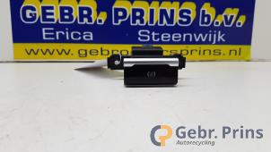 Gebruikte Schakelaar handrem Citroen C4 Grand Picasso (3A) 2.0 Blue HDI 150 Prijs € 25,00 Margeregeling aangeboden door Autorec. Gebr. Prins b.v.