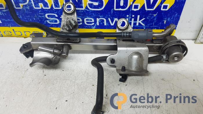 Gebruikte Injector brug Renault Clio IV (5R) 0.9 Energy TCE 90 12V Prijs € 25,00 Margeregeling aangeboden door Autorec. Gebr. Prins b.v.