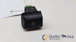 Gebruikte Centrale deurvergrendeling Schakelaar Peugeot 208 I (CA/CC/CK/CL) 1.2 Vti 12V PureTech 82 Prijs € 10,00 Margeregeling aangeboden door Autorec. Gebr. Prins b.v.