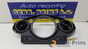 Gebruikte Luchtrooster Dashboard BMW Mini One/Cooper (R50) 1.6 16V Cooper Prijs € 30,00 Margeregeling aangeboden door Autorec. Gebr. Prins b.v.