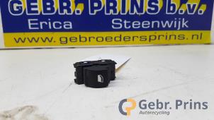 Gebruikte Elektrisch Raam Schakelaar Peugeot 2008 (CU) 1.2 12V e-THP PureTech 110 Prijs € 10,00 Margeregeling aangeboden door Autorec. Gebr. Prins b.v.