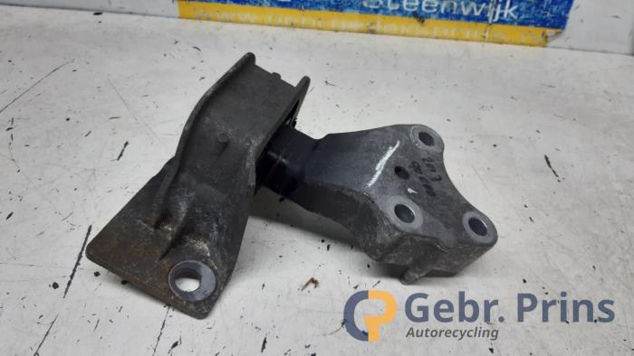 Gebruikte Motorrubber Renault Clio III (BR/CR) 1.2 16V 75 Prijs € 25,00 Margeregeling aangeboden door Autorec. Gebr. Prins b.v.