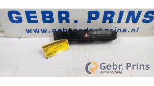 Gebruikte Alarmlicht Schakelaar Mercedes Sprinter 3,5t (906.73) 311 CDI 16V Prijs € 15,00 Margeregeling aangeboden door Autorec. Gebr. Prins b.v.