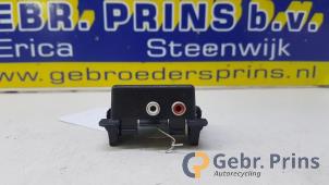 Gebruikte AUX/USB aansluiting Peugeot 308 SW (4E/H) 1.6 HDiF 16V Prijs € 20,00 Margeregeling aangeboden door Autorec. Gebr. Prins b.v.
