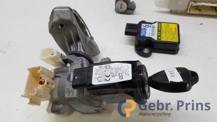 Kontaktslot + computer van een Toyota iQ 1.0 12V VVT-i 2009