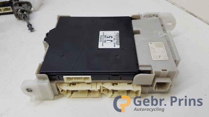 Kontaktslot + computer van een Toyota iQ 1.0 12V VVT-i 2009