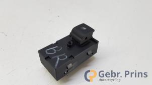 Gebruikte Schakelaar Elektrisch Raam Opel Insignia 1.6 SIDI Eco Turbo 16V Prijs € 10,00 Margeregeling aangeboden door Autorec. Gebr. Prins b.v.