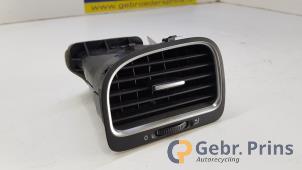 Gebruikte Luchtrooster Dashboard Volkswagen Golf VI (5K1) 2.0 TDI 16V Prijs € 15,00 Margeregeling aangeboden door Autorec. Gebr. Prins b.v.