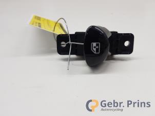 Gebruikte Schakelaar Elektrisch Raam Fiat 500 (312) 0.9 TwinAir 80 Prijs € 10,00 Margeregeling aangeboden door Autorec. Gebr. Prins b.v.