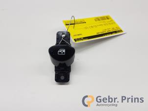 Gebruikte Schakelaar Elektrisch Raam Fiat 500 (312) 0.9 TwinAir 80 Prijs € 10,00 Margeregeling aangeboden door Autorec. Gebr. Prins b.v.