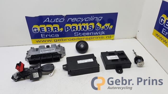 Gebruikte Kontaktslot + computer Renault Twingo III (AH) 1.0 SCe 70 12V Prijs € 125,00 Margeregeling aangeboden door Autorec. Gebr. Prins b.v.