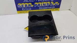 Gebruikte Bekerhouder Tesla Model 3 Long Range 72kWh Prijs € 40,00 Margeregeling aangeboden door Autorec. Gebr. Prins b.v.