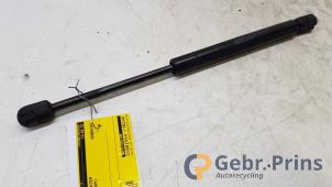 Gebruikte Kofferdekseldemper rechts-achter Porsche 911 (997) 3.6 24V Carrera Prijs € 15,00 Margeregeling aangeboden door Autorec. Gebr. Prins b.v.