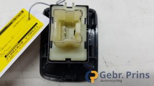 Gebruikte Schakelaar Elektrisch Raam Renault Kangoo Express (FW) 1.5 dCi 75 FAP Prijs € 12,10 Inclusief btw aangeboden door Autorec. Gebr. Prins b.v.