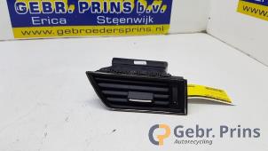 Gebruikte Luchtrooster Dashboard Skoda Superb Combi (3V5) 2.0 TDI Prijs € 20,00 Margeregeling aangeboden door Autorec. Gebr. Prins b.v.