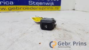 Gebruikte Raam schakelaar elektrisch Renault Megane II (BM/CM) 1.6 16V Prijs € 10,00 Margeregeling aangeboden door Autorec. Gebr. Prins b.v.