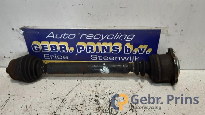 Gebruikte Aandrijfas links-voor Volkswagen Passat Variant (3B6) 2.0 20V Prijs € 35,00 Margeregeling aangeboden door Autorec. Gebr. Prins b.v.