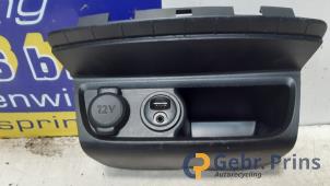 Gebruikte AUX/USB aansluiting Peugeot 208 I (CA/CC/CK/CL) 1.2 Vti 12V PureTech 82 Prijs € 25,00 Margeregeling aangeboden door Autorec. Gebr. Prins b.v.