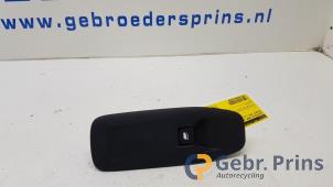 Gebruikte Ruit schakelaar elektrisch Peugeot 208 I (CA/CC/CK/CL) 1.2 12V e-THP PureTech 110 Prijs € 10,00 Margeregeling aangeboden door Autorec. Gebr. Prins b.v.