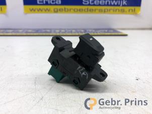 Gebruikte Raam schakelaar elektrisch Hyundai i10 (B5) 1.0 12V Prijs € 10,00 Margeregeling aangeboden door Autorec. Gebr. Prins b.v.